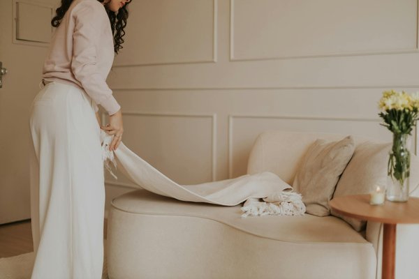 How can UK women mix high street and luxury fashion effectively?